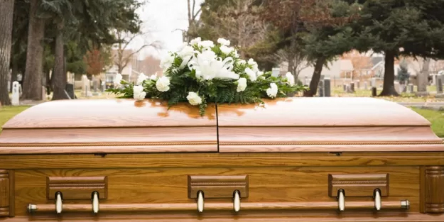 Dünyanın gözü bu ülkeye çevrildi: Tüm aile yanlış cenazeye gelmiş! Sonuç tam anlamıyla şaşkına çevirdi!