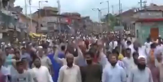 Dünyanın gözü önünde Müslümanları taradılar