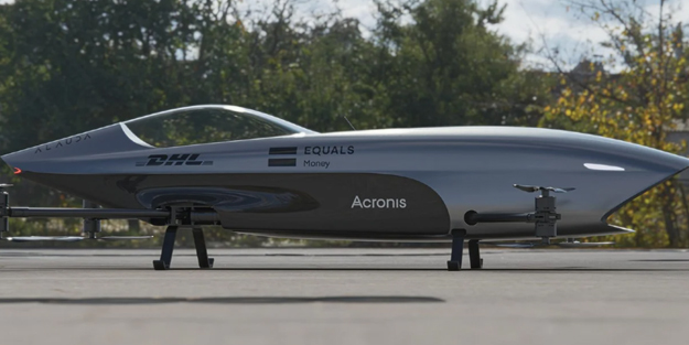 Dünyanın ilk 'uçan elektrikli yarış otomobili' görücüye çıktı!