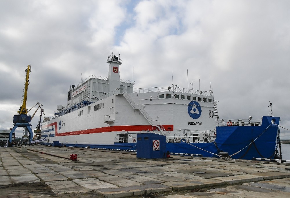 Dünyanın ilk yüzer nükleer güç ünitesi Akademik Lomonosov, Murmansk’tan Pevek’e doğru yola çıktı 