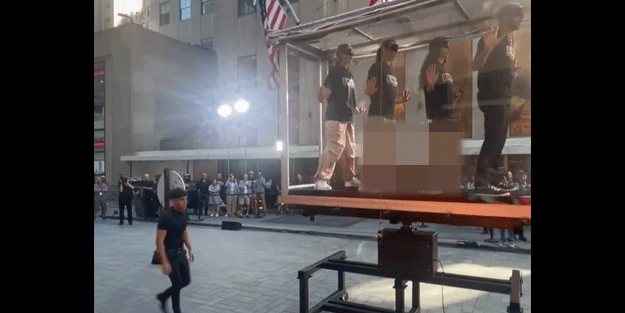 Dünyanın konuştuğu illüzyon! 4 kişi bir anda...