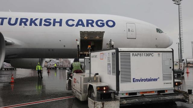 Dünyanın Kovid-19 aşılarını Turkish Cargo taşıyor