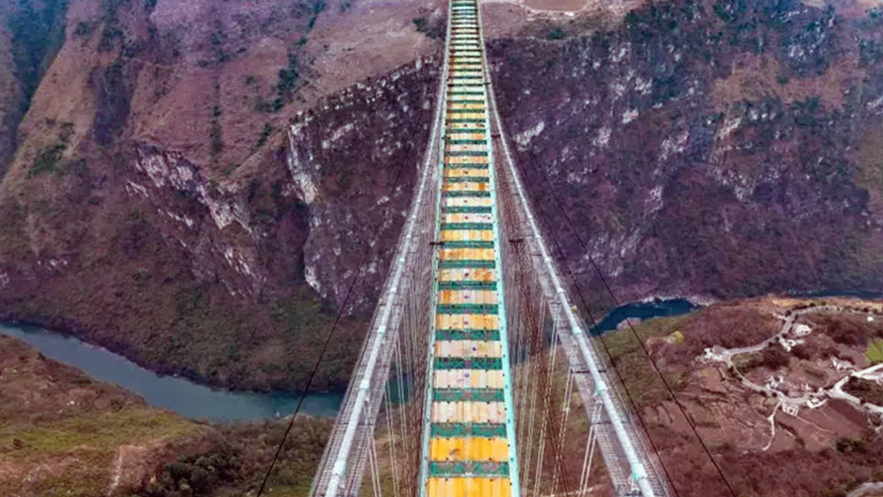 Dünyanın zirvesine yolculuk! En yüksek köprünün yapısı tamamlandı