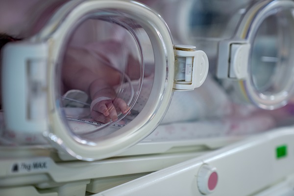 Dünyaya 430 gram geldi! Minik bebek ameliyata alındı