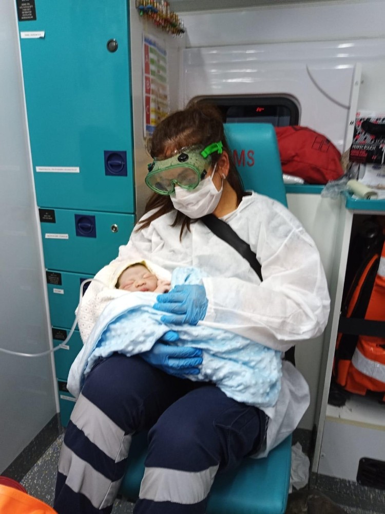 Dünyaya ambulansta ’merhaba’ dedi 