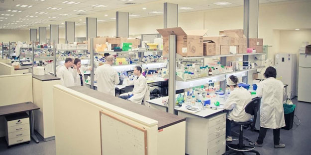 Dünyaya duyurdular: Koronavirüsün aşısı bulundu!