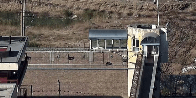 Dünyaya ifşa etti! Sakallı olanlara işkence