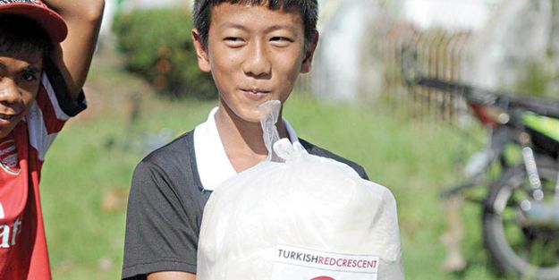 Dünyaya şefkat eli uzatıyoruz