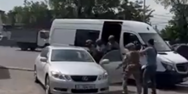 Dünyayı ayağa kaldıran anlar! Kardeş ülkede darbe girişimi, onlarca asker ve siyaset adamı yakalandı