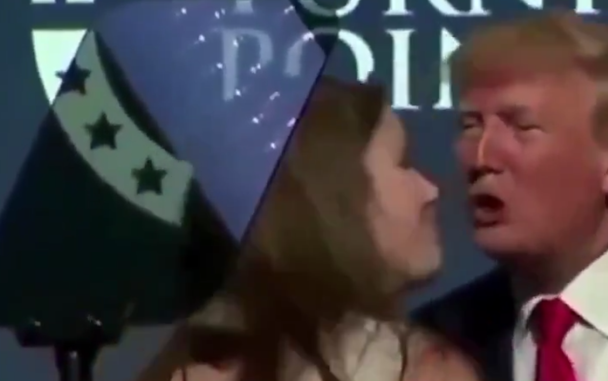 Dünyayı bu ahlaksız mı yönetecek? ABD Başkanı Trump’tan kameralar önünde rezalet!