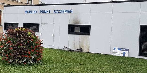 Dünyayı şoke eden olay! Koronavirüs aşı merkezini yaktılar