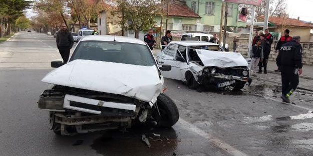 'Dur' ihtarına uymadı, karşı şeride geçerek kaza yaptı: 3 yaralı
