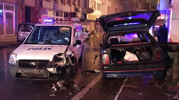 'Dur' ihtarına uymadı, polis aracına çarparak durdu!