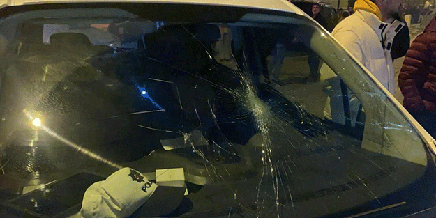 "Dur" ihtarına uymadılar polis aracına saldırdılar