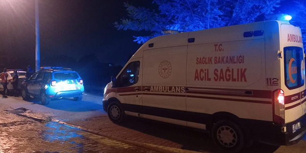 Dur ihtarına uymadılar! Yakalanan zanlılar polisi bıçakladı...
