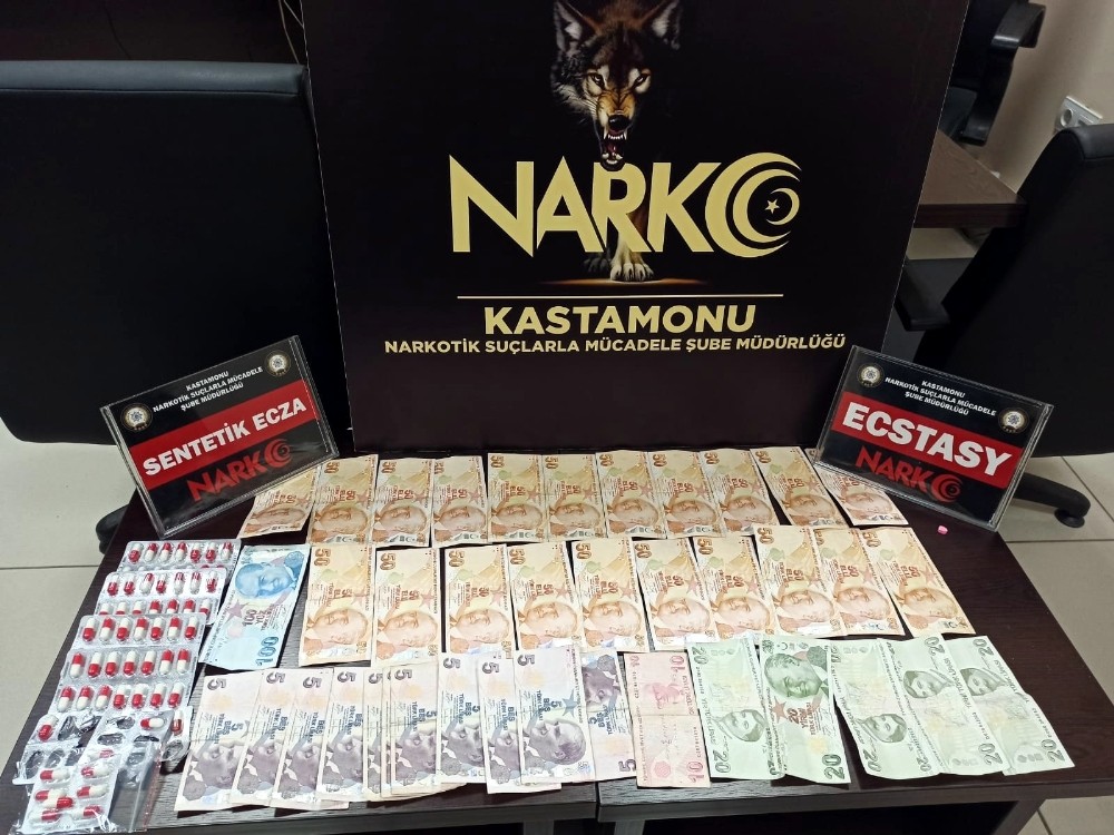 ‘Dur’ ihtarına uymayan araçta uyuşturucu hap yakalandı 