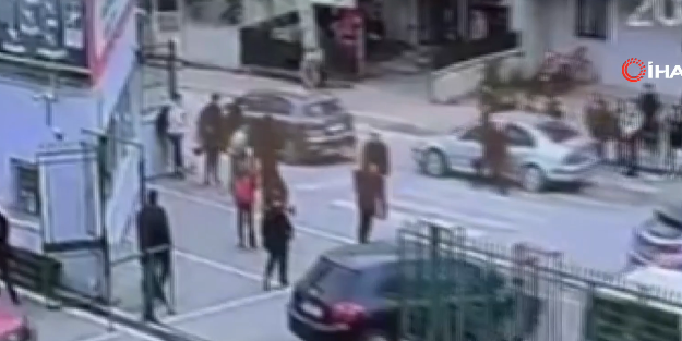 Dur ihtarına uymayan ehliyetsiz sürücünün polisi sürüklediği anlar kameraya yansıdı