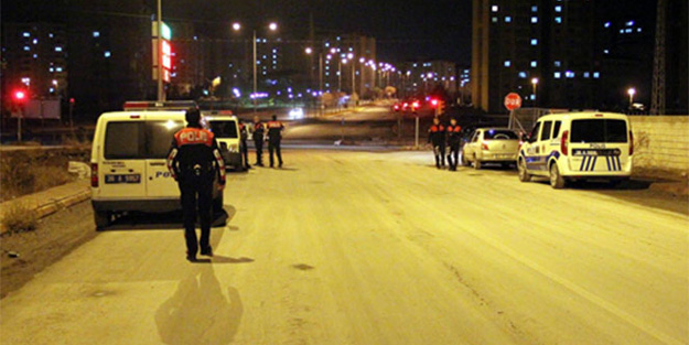 Dur ihtarına uymayan otomobile polis ateş açtı