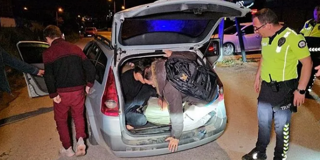 Dur ihtarına uymayan otomobilin içinden 17 kişi çıktı