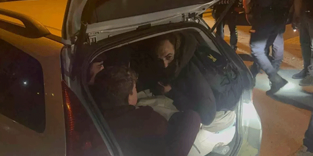 'Dur' ihtarına uymayan otomobilin içinden çıktılar