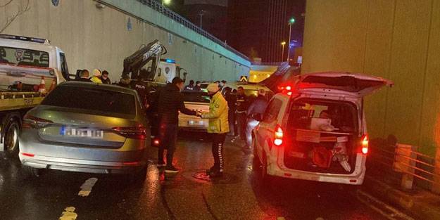 Dur ihtarına uymayan otomobilin sürücüsü 3 polise çarptı