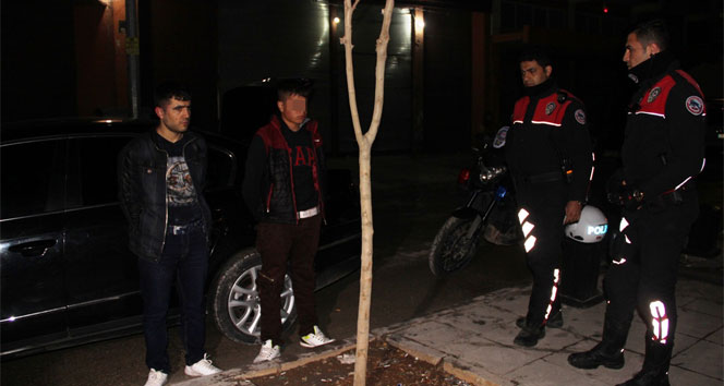 Dur ihtarına uymayan sürücü yunus polislerine çarptı