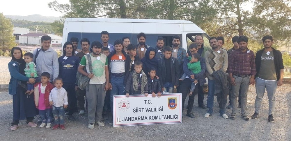Dur ihtarına uymayarak kaçan araçtan 32 düzensiz göçmen çıktı 