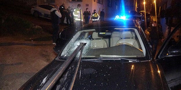 Dur ihtarına uymayınca köprü demirine saplandı