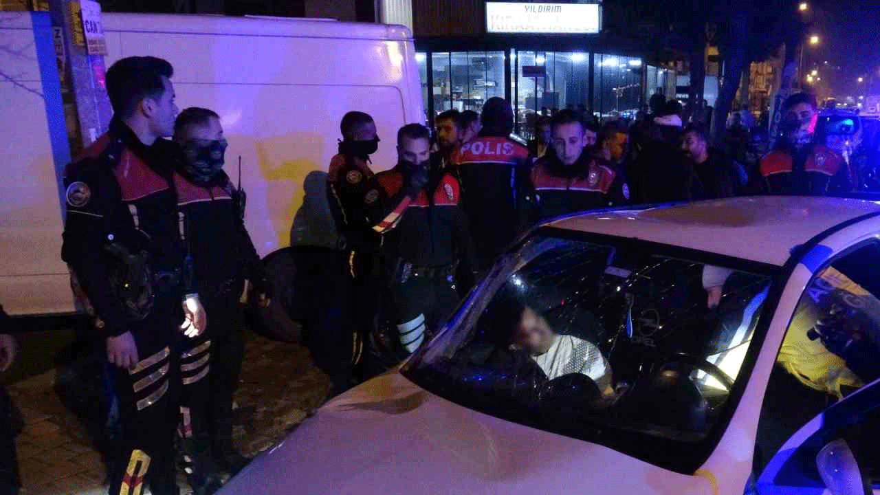 Dur ihtarına uymayıp kaçan sürücünün arabasından çıkanlar şok etti!