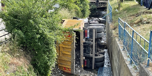 Durağa çarpan İBB kamyonu, su kanalına devrildi