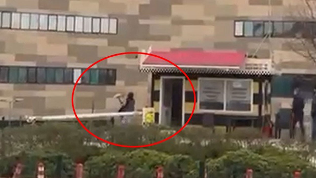 Durağın camlarını kırdı! Taksiye alınmayınca ortalığı dağıttı