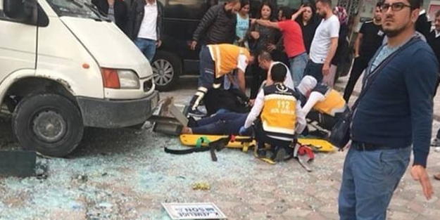 Durakta bekleyen yolculara minibüs çarptı, 1'i ağır 4 yaralı
