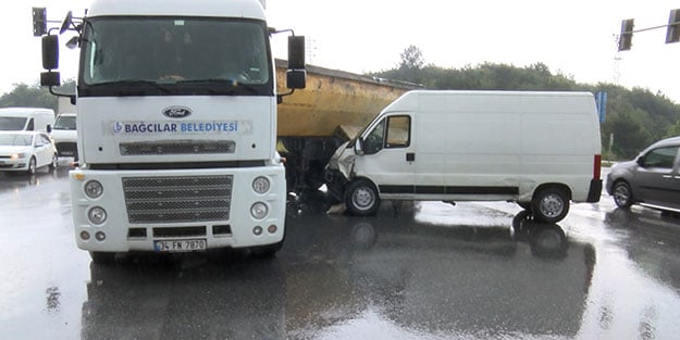 Duramayan minibüs hafriyat kamyonuna çarptı! İstanbul’da 2 kişinin yaralandığı kaza kameraya yansıdı