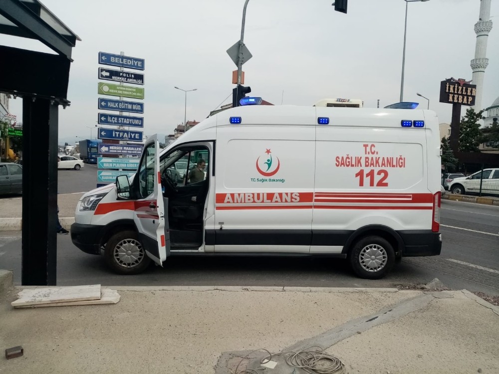 Duramayınca ambulansa çarptı 