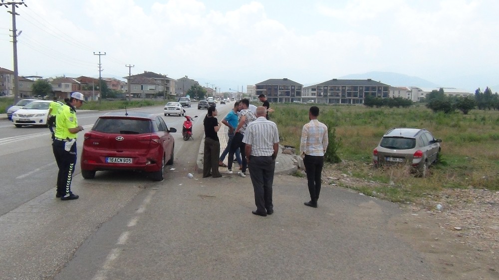 Duran otomobile böyle çarptı....Sürücü ile kızı gözyaşlarına boğuldu 