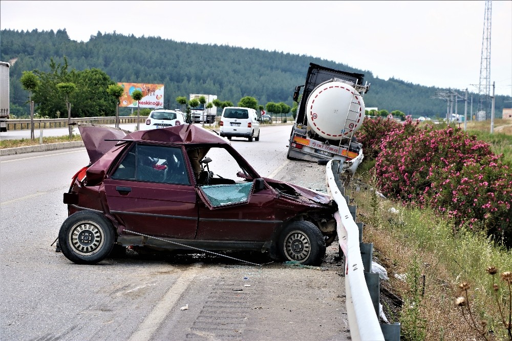 Duran otomobile süt tankeri çarptı: 3 yaralı 
