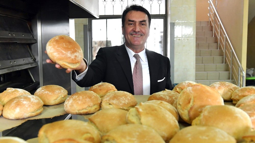 Dürdane Teyze, torunları için sıcak ekmek taşıyor 