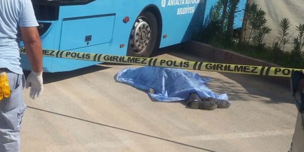 Durdurmak istediği otobüsün altında kalarak öldü