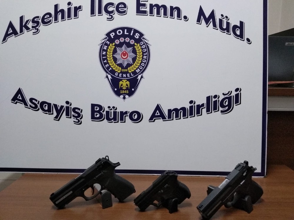 Durdurulan araçta 3 silah ele geçirildi 