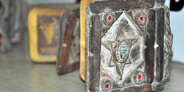 Durdurulan araçta 3 tane İbranice el yazması kitap ele geçirildi! 6 Suriyeli gözaltında