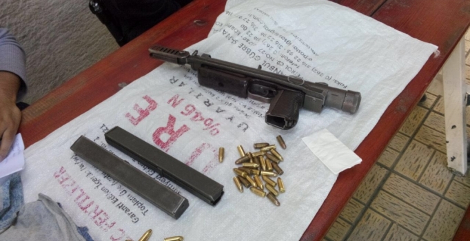 Durdurulan araçta suikast silahı ele geçirildi