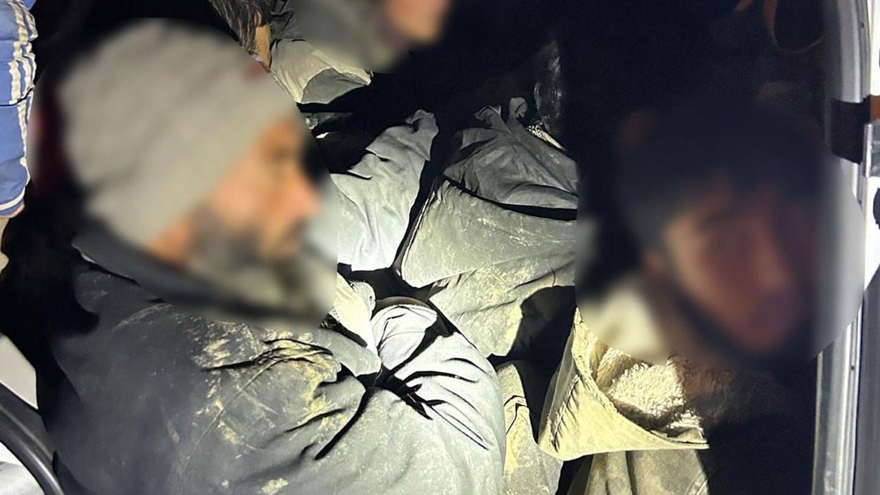 Durdurulan araçtan 12 kaçak göçmen çıktı