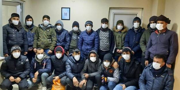 Durdurulan araçtan 21 kaçak göçmen çıktı