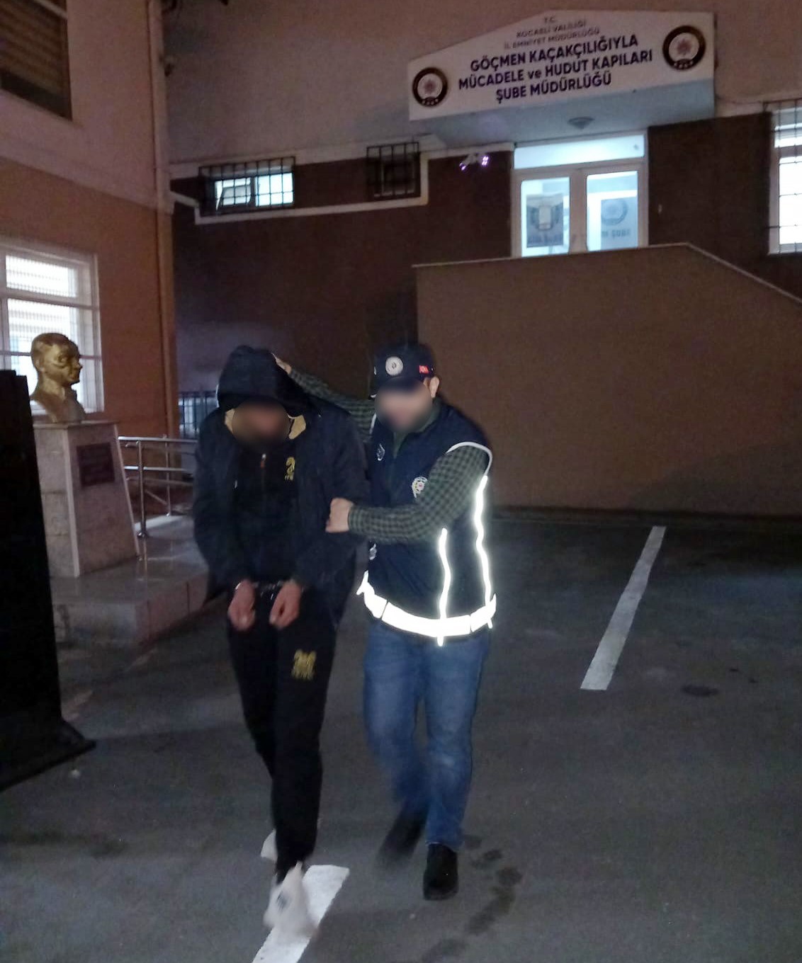 Durdurulan araçtan 8 kaçak göçmen çıktı: 2 gözaltı