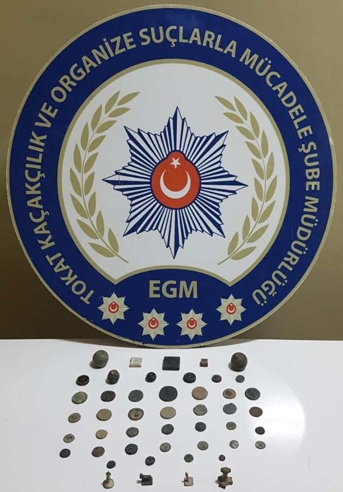Durdurulan şüpheli araçta 47 parça tarihi eser ele geçirildi 