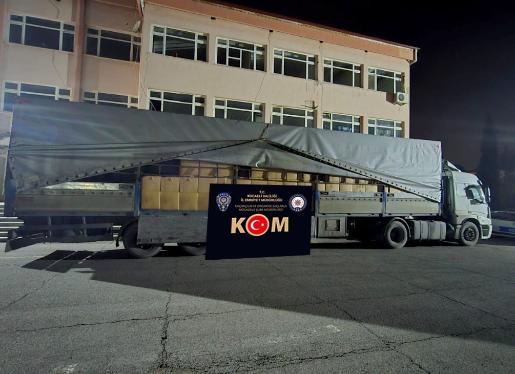 Durdurulan tırda 5 ton 250 kilogram gümrük kaçağı tütün ele geçirildi