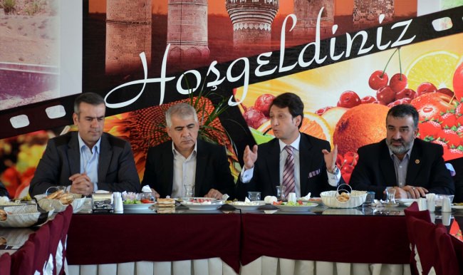 Durer, muhtarlarla bir araya geldi