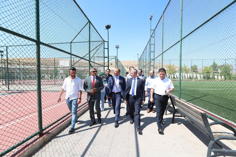 Durmuş, Şahinbey’in tesislerini gezdi 