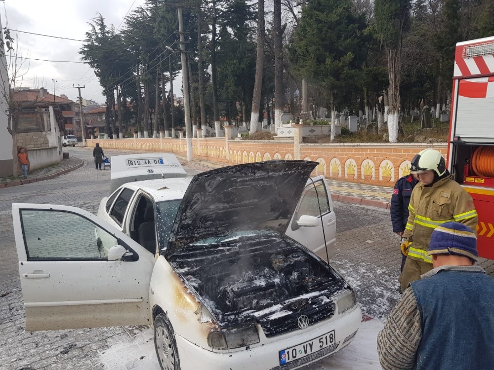 Dursunbey’de alev alan otomobili itfaiye söndürdü 