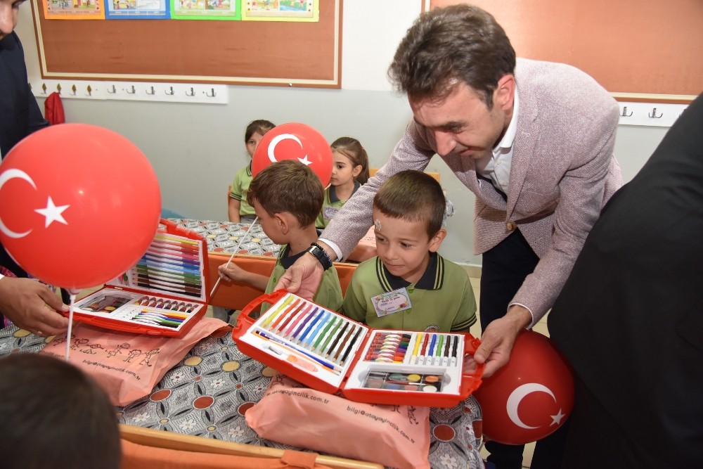 Dursunbey’de öğrencilere kırtasiye seti 